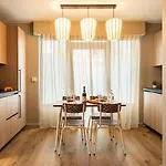 Loft Rare Avec Patio Chic - Tour Eiffel