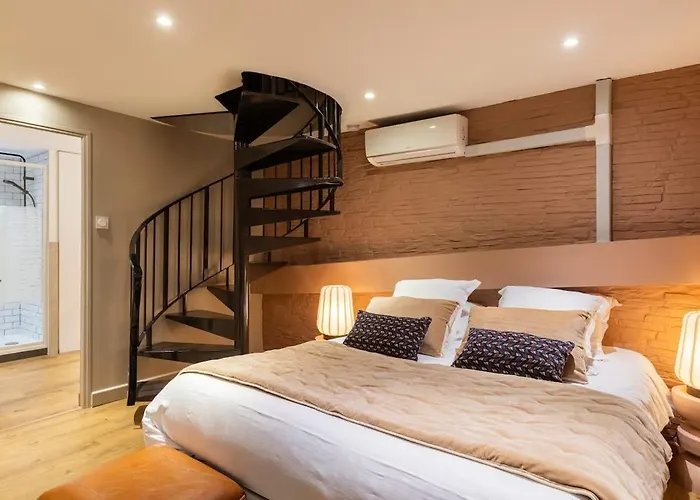 Loft Rare Avec Patio Chic - Tour Eiffel