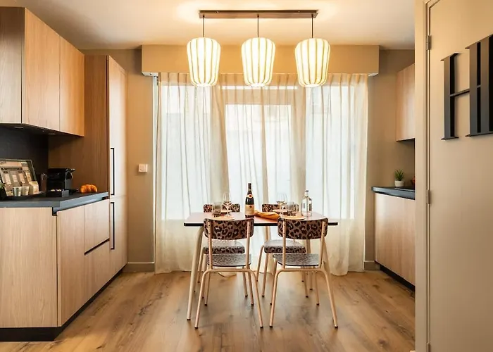 Loft Rare Avec Patio Chic - Tour Eiffel